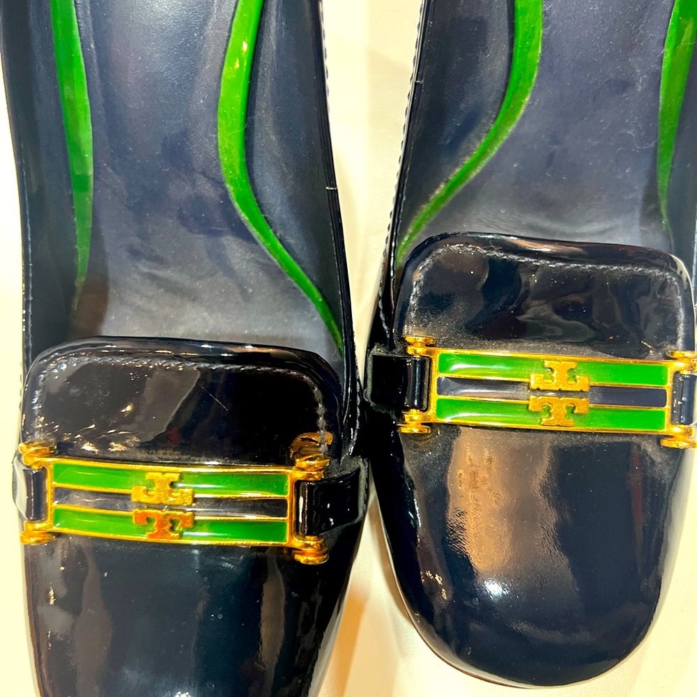 Tory Burch navy patent leather heels with green accent and logo.